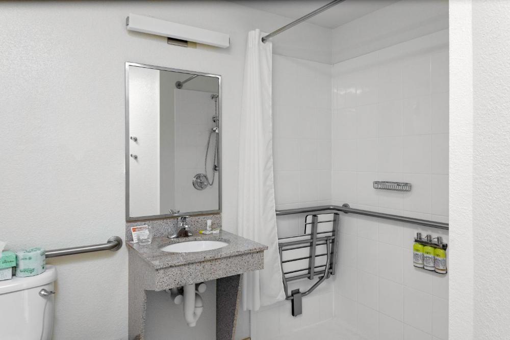 Queen Studio Suite with Bath Tub - Mobility Accessible - Non-Smoking interior